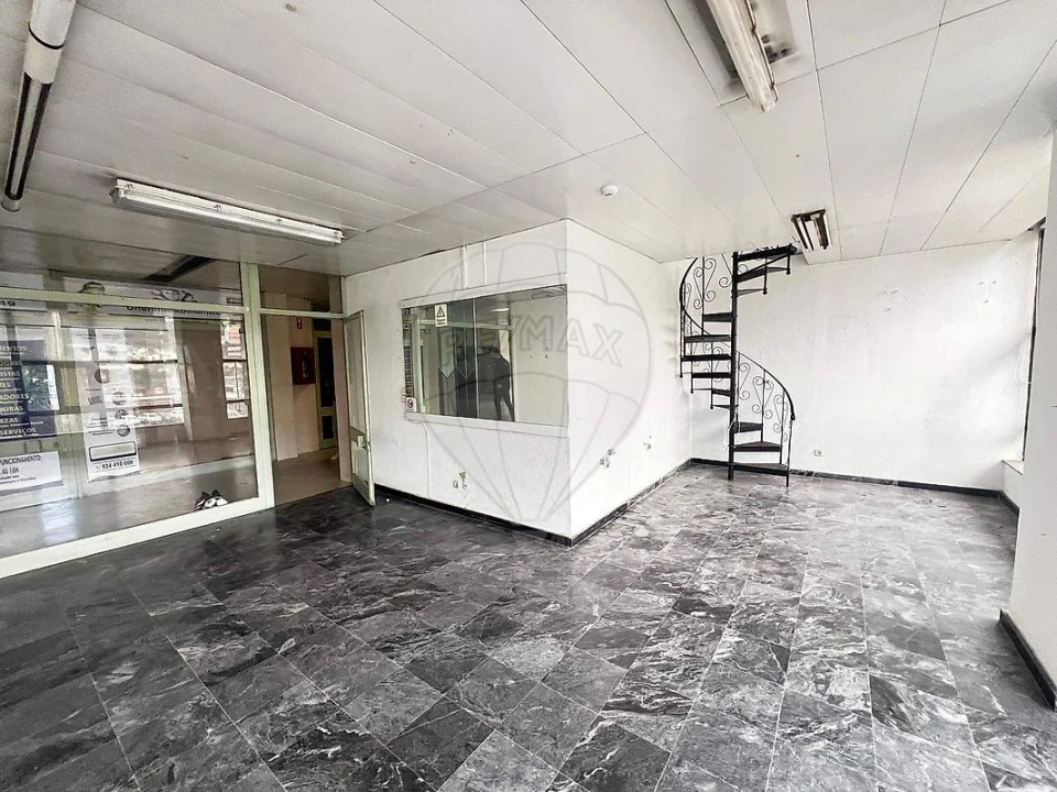 Loja para Venda em Santo António dos Cavaleiros e Frielas Foto 8