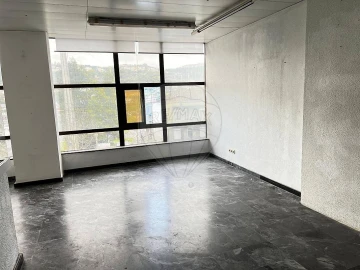 Loja para Venda em Santo António dos Cavaleiros e Frielas