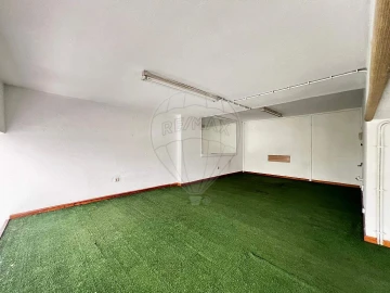 Loja para Venda em Santo António dos Cavaleiros e Frielas