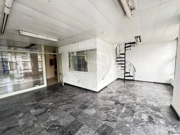 Loja para Venda em Santo António dos Cavaleiros e Frielas