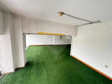 Loja para Venda em Santo António dos Cavaleiros e Frielas