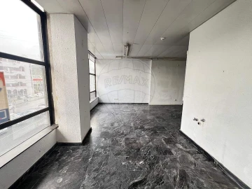 Loja para Venda em Santo António dos Cavaleiros e Frielas