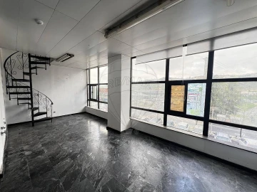 Loja para Venda em Santo António dos Cavaleiros e Frielas