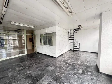 Loja para Venda em Santo António dos Cavaleiros e Frielas