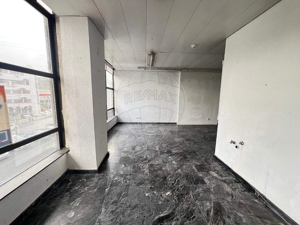 Loja para Venda em Santo António dos Cavaleiros e Frielas Foto 10