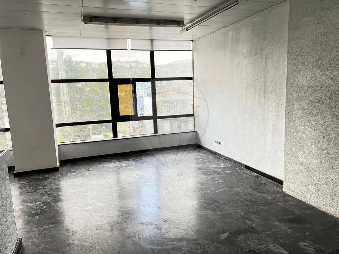 Loja para Venda em Santo António dos Cavaleiros e Frielas Foto 5