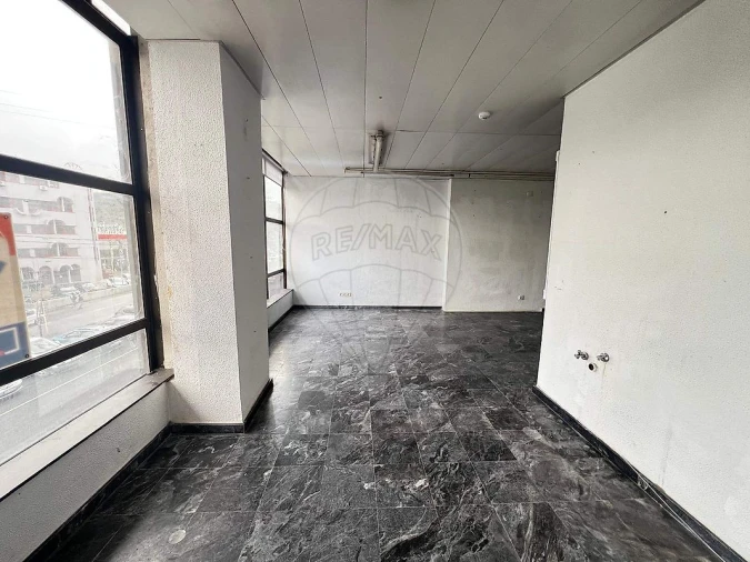 Loja para Venda em Santo António dos Cavaleiros e Frielas Foto 10