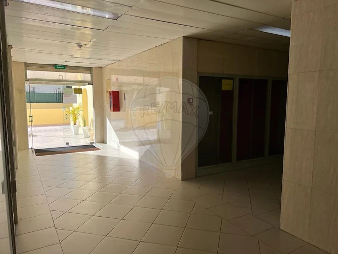 Loja para Venda em Santo António dos Cavaleiros e Frielas Foto 6