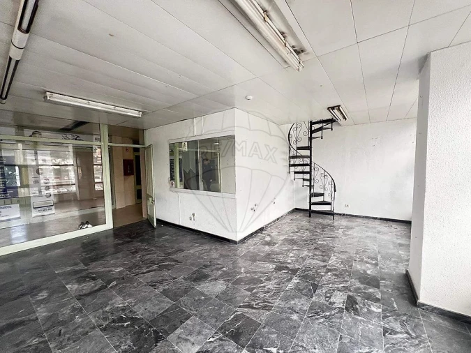 Loja para Venda em Santo António dos Cavaleiros e Frielas Foto 12