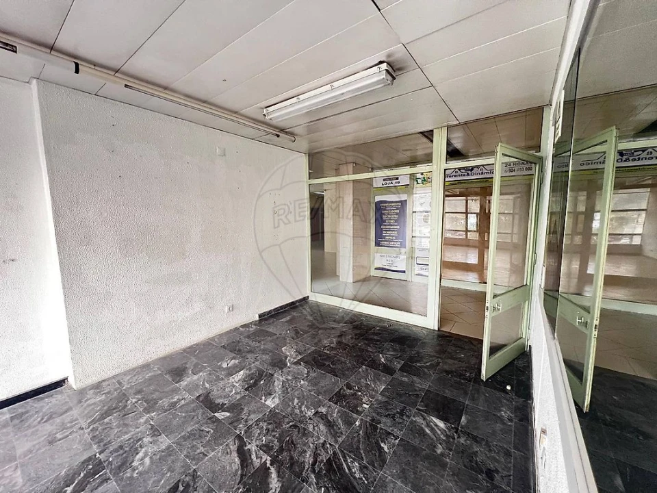 Loja para Venda em Santo António dos Cavaleiros e Frielas Foto 2