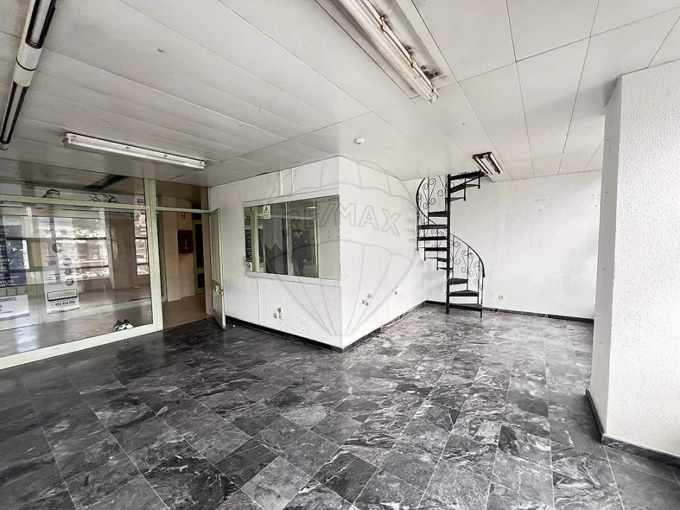 Loja para Venda em Santo António dos Cavaleiros e Frielas Foto 12