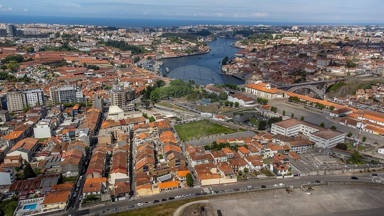 Prédio para Venda em Santa Marinha e São Pedro da Afurada Foto 16