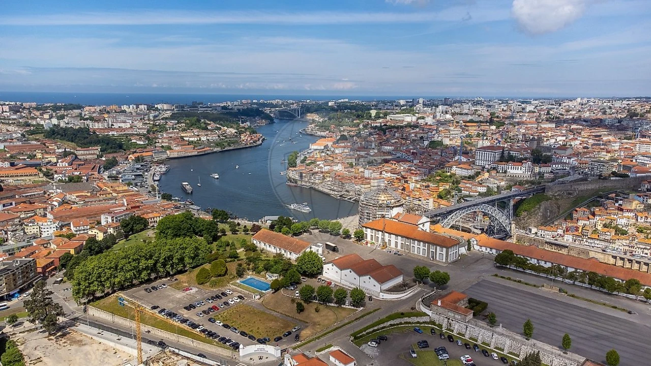 Prédio para Venda em Santa Marinha e São Pedro da Afurada Foto 15