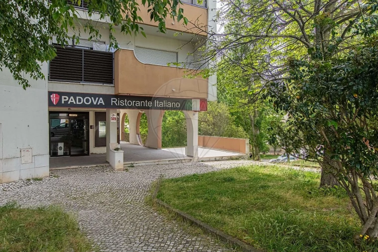 Loja para Venda em Póvoa de Santa Iria e Forte da Casa