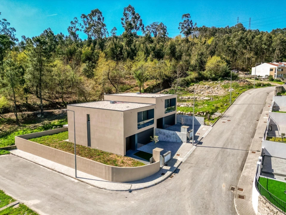 Moradia T3 para Venda em Lanhoso Foto 1