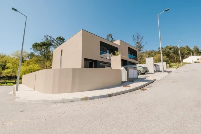 Moradia T3 para Venda em Lanhoso