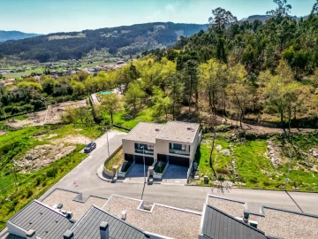 Moradia T3 para Venda em Lanhoso