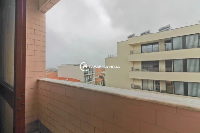 Apartamento T2 para Arrendamento em Aldoar, Foz do Douro e Nevogilde