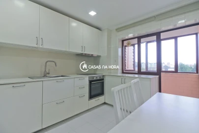 Apartamento T2 para Arrendamento em Aldoar, Foz do Douro e Nevogilde