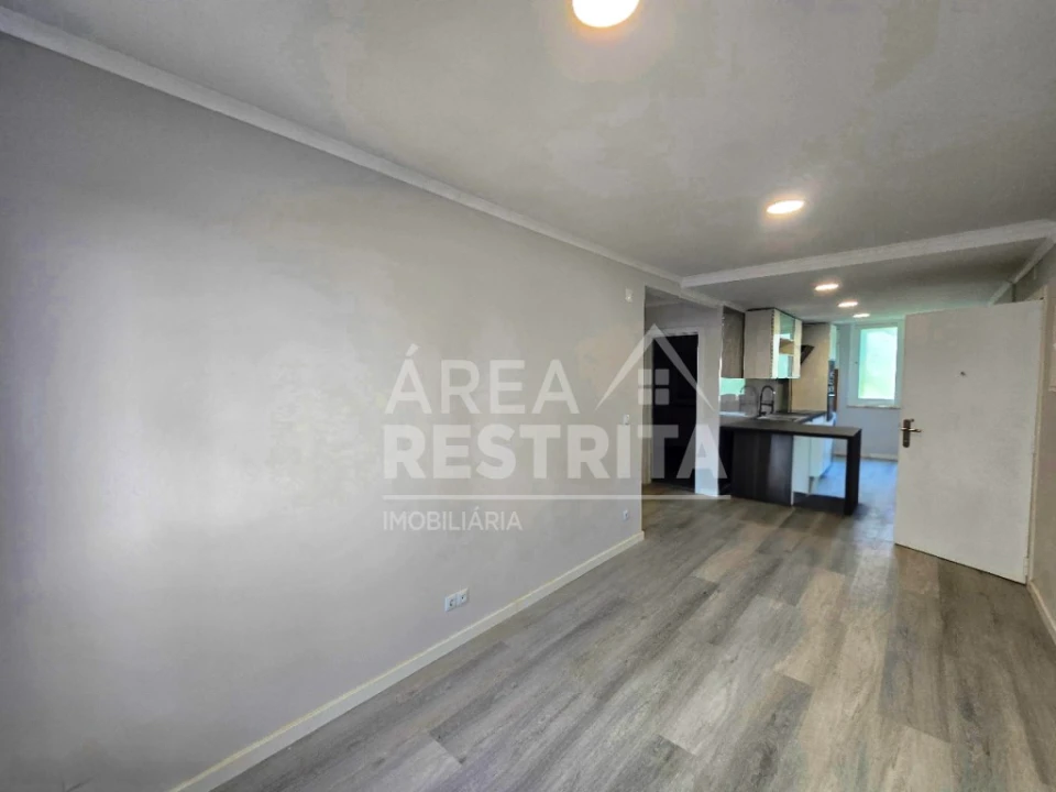 Apartamento T2 para Venda em Benfica Foto 5