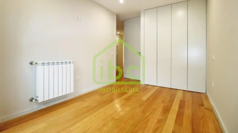 Apartamento T4 para Venda em Póvoa de Varzim, Beiriz e Argivai