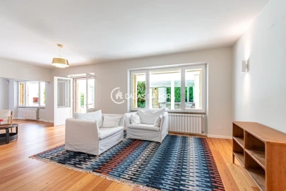 Moradia T6 para Arrendamento em Carcavelos e Parede