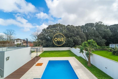 Moradia T5 para Venda em Rosto do Cão (São Roque)