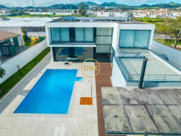 Moradia T5 para Venda em Rosto do Cão (São Roque)