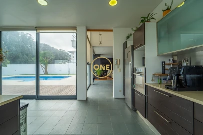 Moradia T5 para Venda em Rosto do Cão (São Roque)