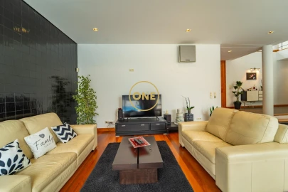 Moradia T5 para Venda em Rosto do Cão (São Roque)