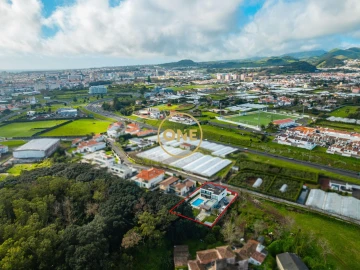 Moradia T5 para Venda em Rosto do Cão (São Roque)