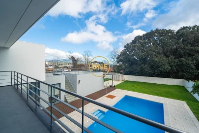 Moradia T5 para Venda em Rosto do Cão (São Roque)