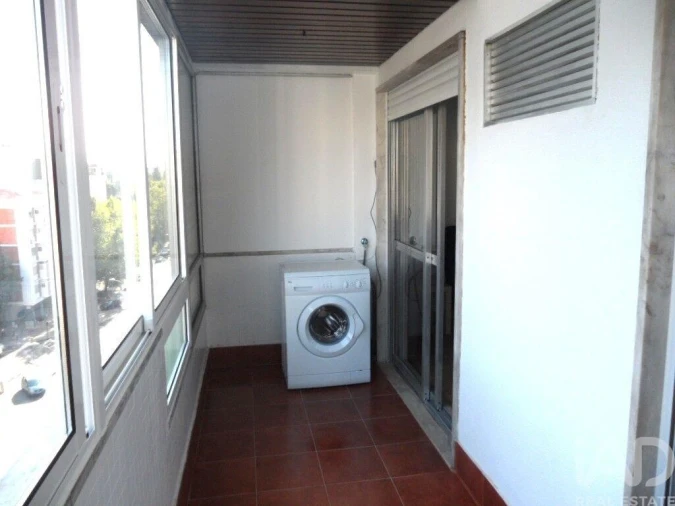 Apartamento T1 para Arrendamento em Campolide Foto 10