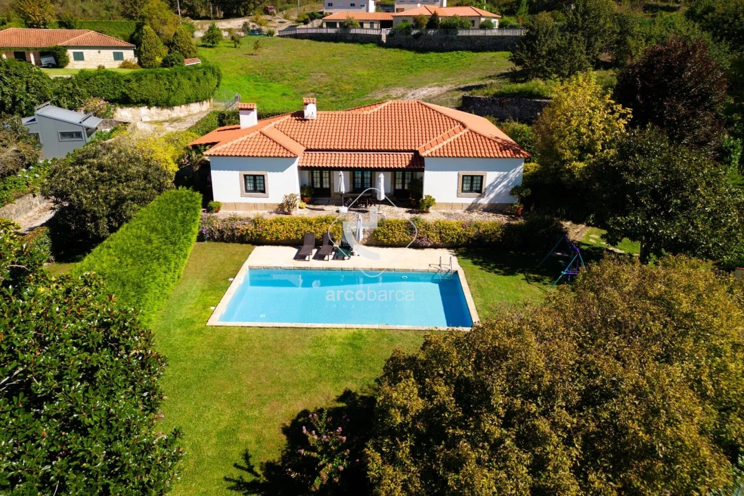 Moradia T4 para Venda em Couto Foto 1