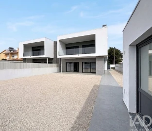 Moradia T4 para Venda em Fernao Ferro