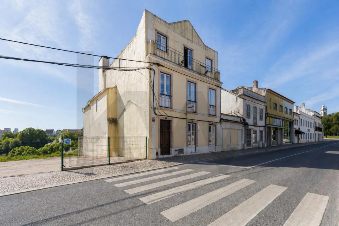 Prédio para Venda em Romeira e Várzea Foto 1