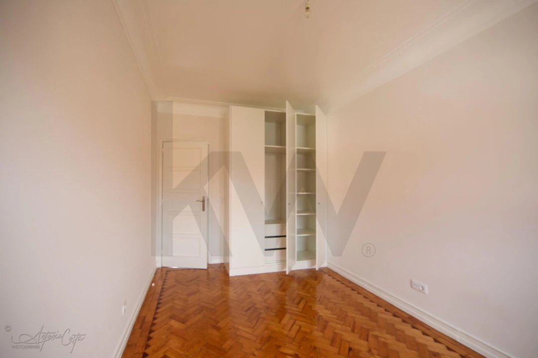 Apartamento T3 para Arrendamento em Alvalade Foto 6