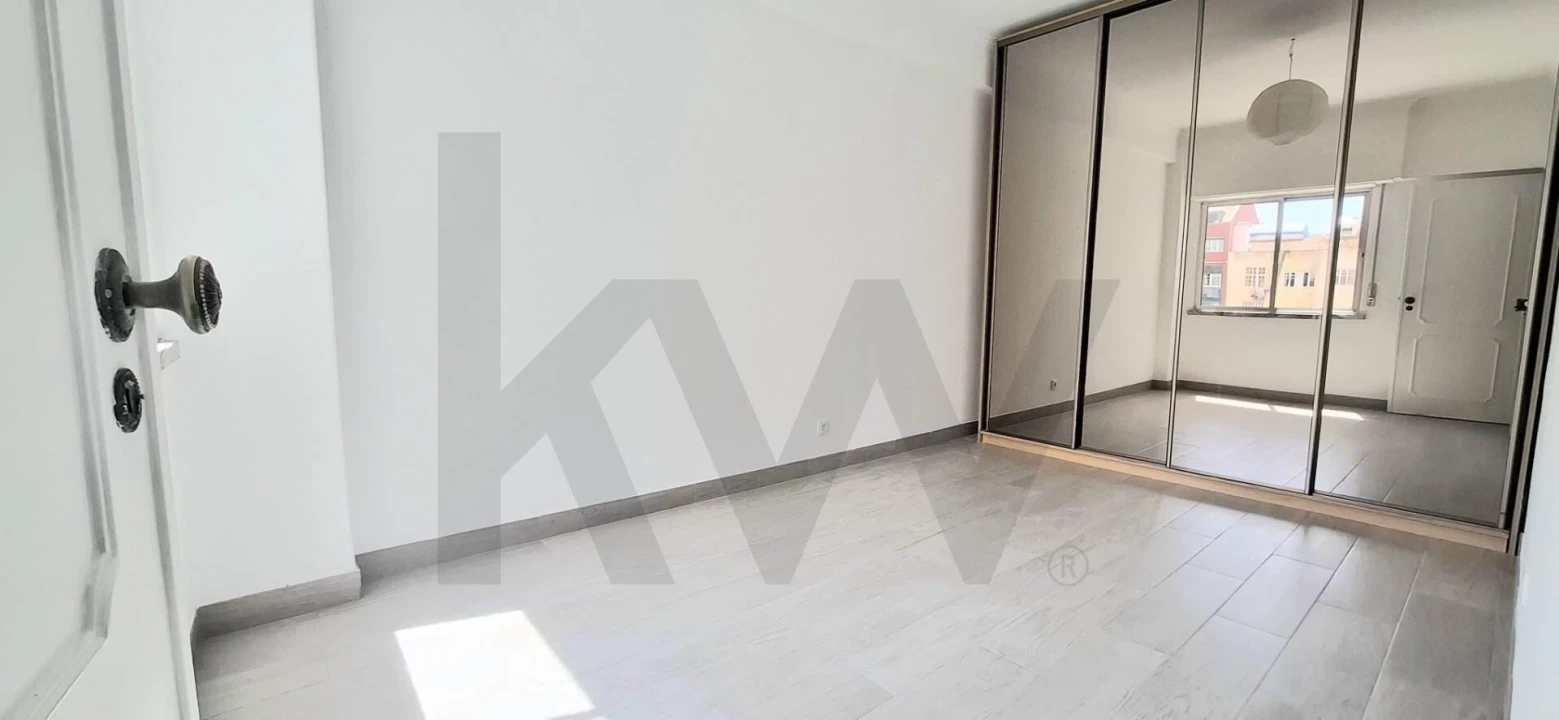 Apartamento T1 para Arrendamento em Campo de Ourique Foto 8