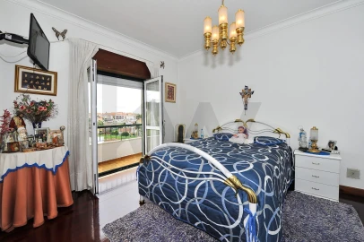 Moradia T4 para Venda em Ramada e Caneças