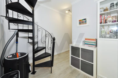 Moradia T4 para Venda em Ramada e Caneças