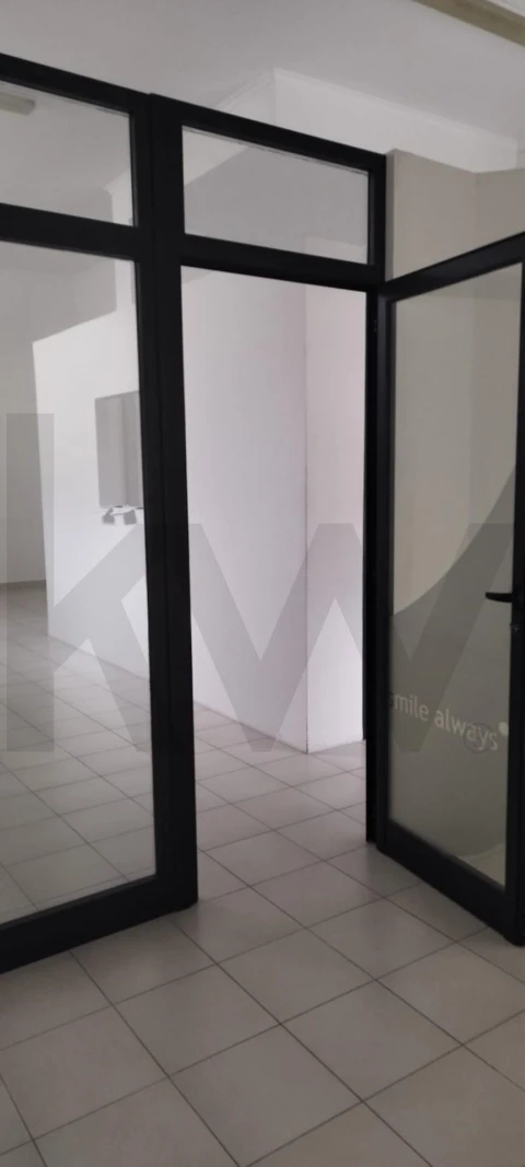 Loja para Arrendamento em Mina de Água