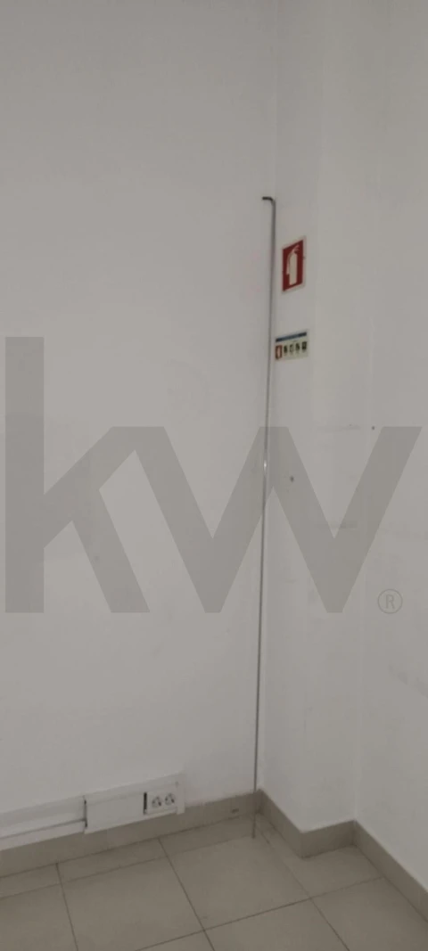 Loja para Arrendamento em Mina de Água