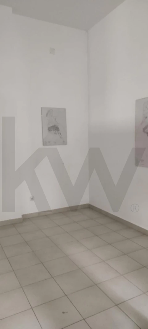 Loja para Arrendamento em Mina de Água