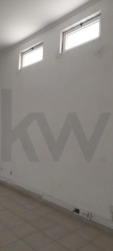 Loja para Arrendamento em Mina de Água