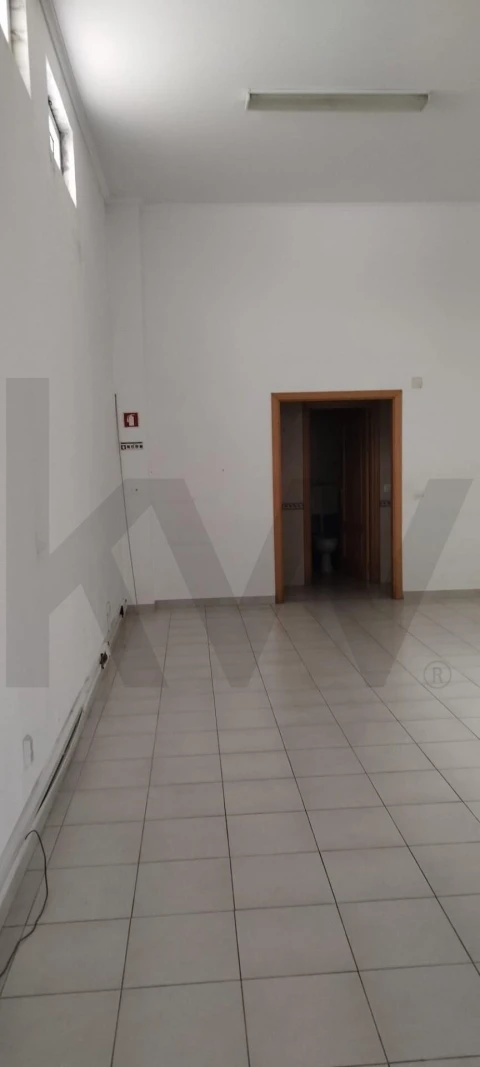 Loja para Arrendamento em Mina de Água