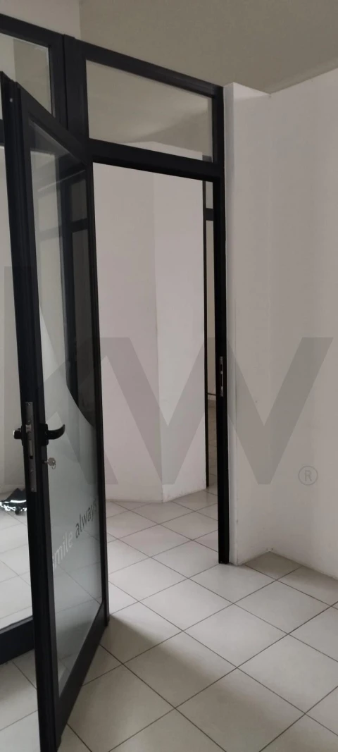 Loja para Arrendamento em Mina de Água