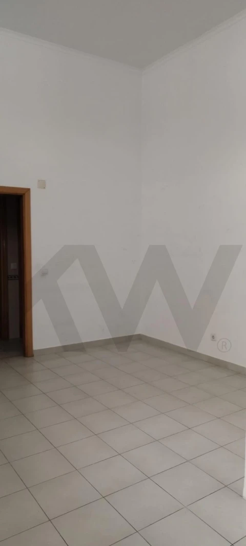 Loja para Arrendamento em Mina de Água