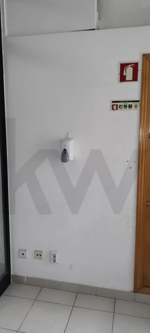 Loja para Arrendamento em Mina de Água