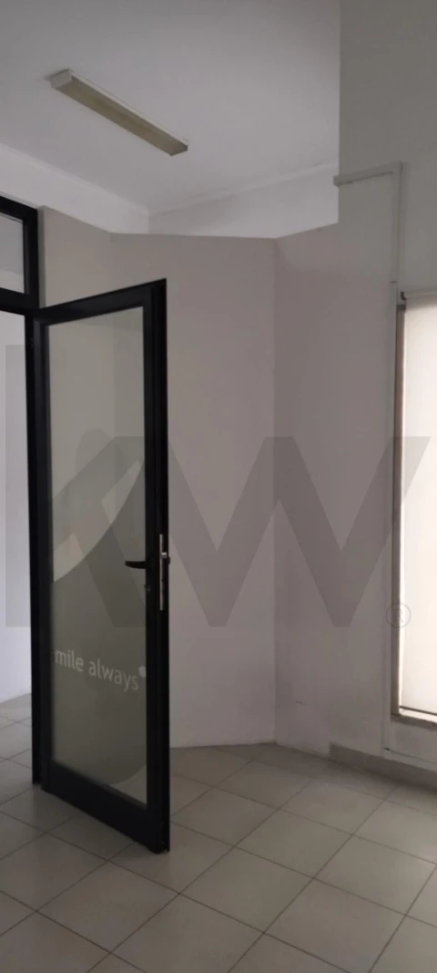 Loja para Arrendamento em Mina de Água