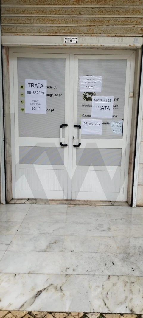 Loja para Arrendamento em Mina de Água